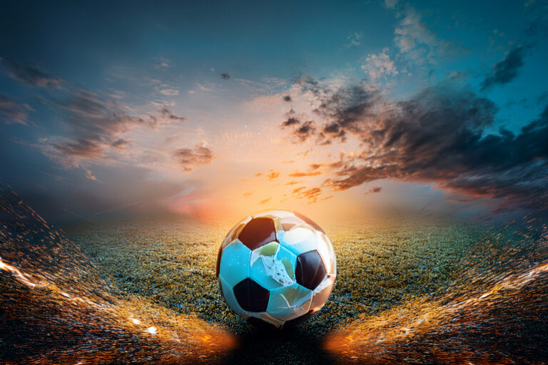 كرة القدم: كيف تحولت اللعبة الشعبية إلى ظاهرة عالمية تؤثر في الاقتصاد والمجتمع؟